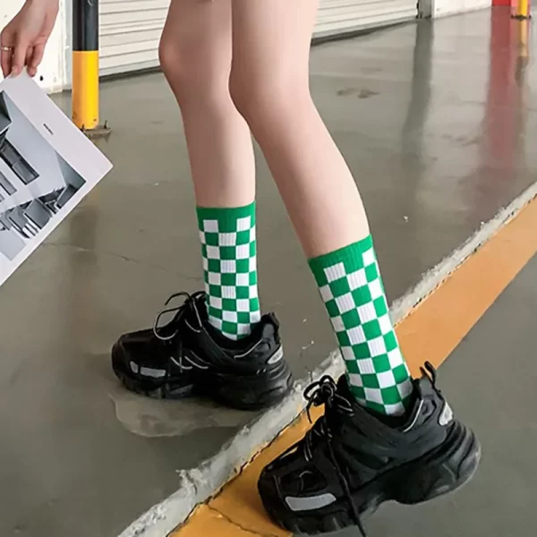 Women Socks Checkboard Harajuku Street Fashion Black White Squares Pattern Plaid Novelty Skateboard Funny Cotton Socks For Girl 4